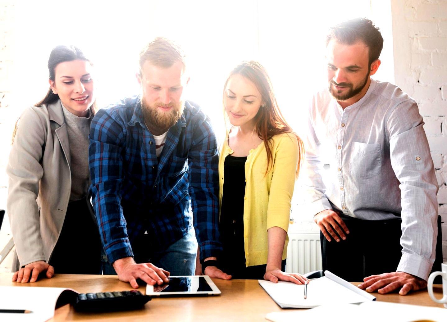 Analyse de données financières sur écran avec graphiques boursiers